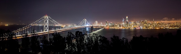 Wijd gesneden verre schot van San Francisco-stadsmening tijdens nacht