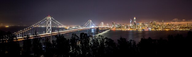 Wijd gesneden verre schot van San Francisco-stadsmening tijdens nacht