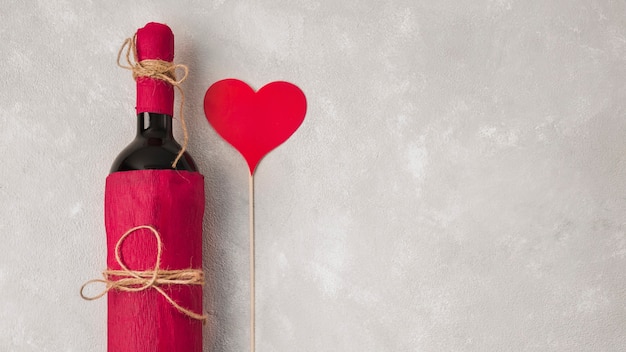 Gratis foto wijn met hart teken en kopie ruimte