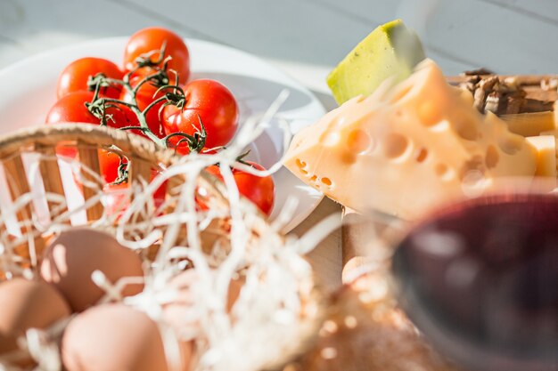 Wijn, stokbrood en kaas op houten