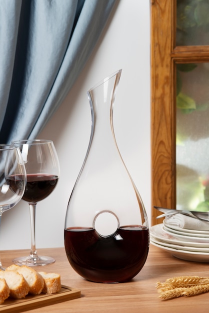 Wijnglas en karaf arrangement