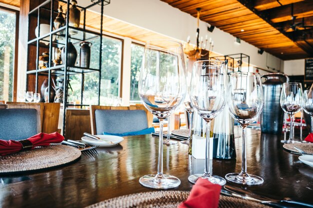Wijnglas en tafel