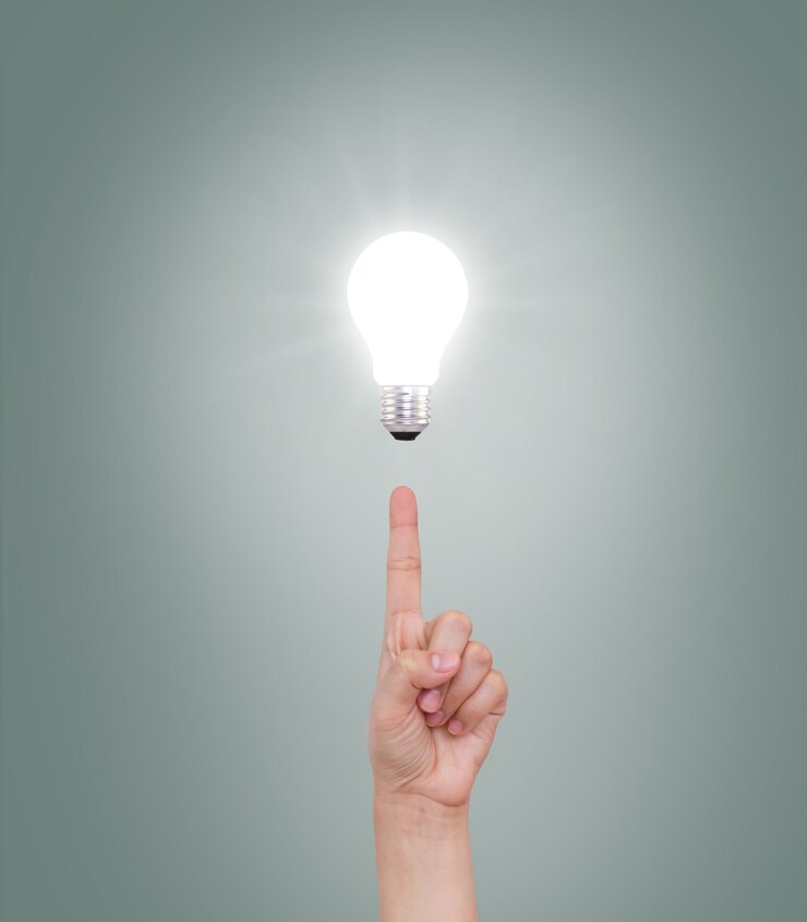 Gratis Foto wijsvinger wijst naar een verlichte gloeilamp