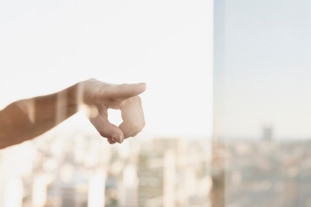 Wijzende vinger reflectie op venster