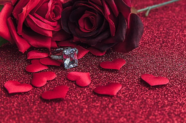 Wil je met me trouwen trouwring rode scharlaken rozen en veel rode harten op rode glitter achtergrond verloofd...