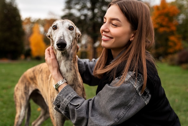 Windhondhond geniet van zijn wandeling