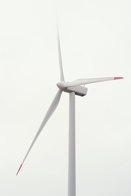 Windturbine in het veld die energie opwekt