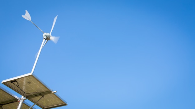 Windturbine over de blauwe hemel