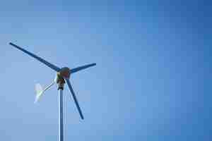 Gratis foto windturbine over de blauwe hemel