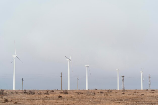 Windturbines in het veld die energie opwekken