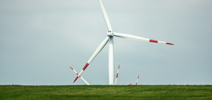 Gratis Foto windventilator die overdag op een groen landschap staat