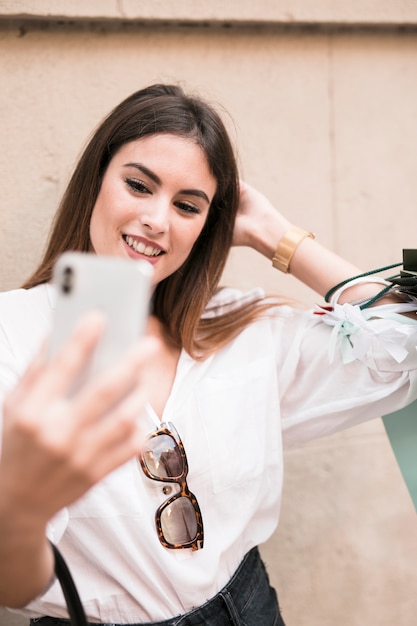 Winkelend meisje dat een selfie neemt