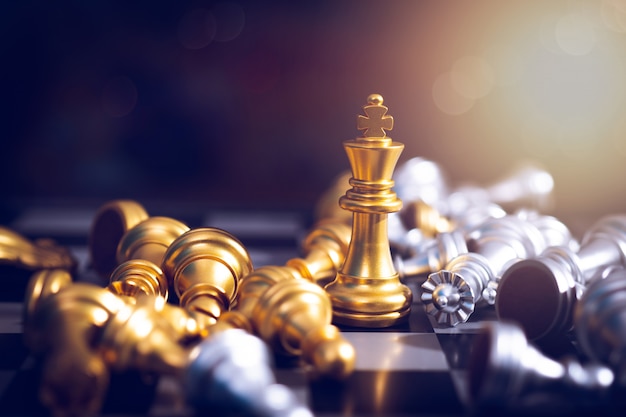 Winnaar schaakbord, gouden overwinning koning wint in succesvolle zakelijke competitie