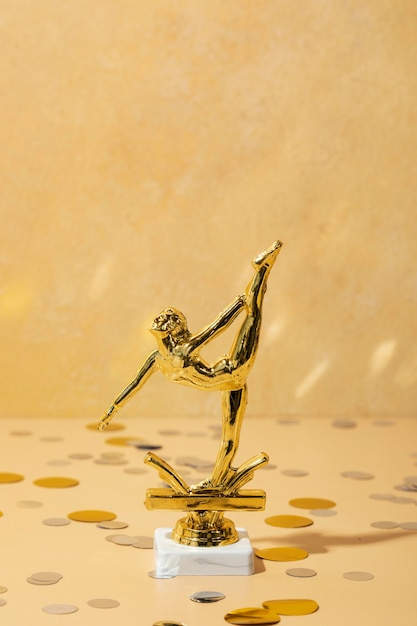 Gratis foto winnaarconcept met gouden ballerina