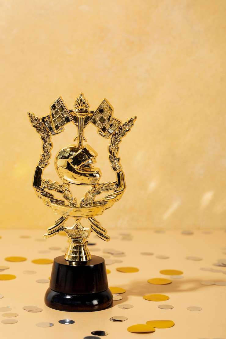 Gratis Foto winnaarconcept met gouden helm