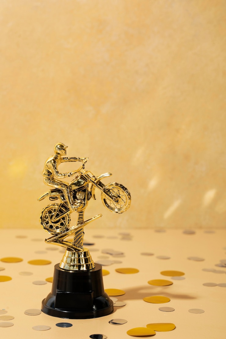 Gratis Foto winnaarconcept met gouden man op fiets