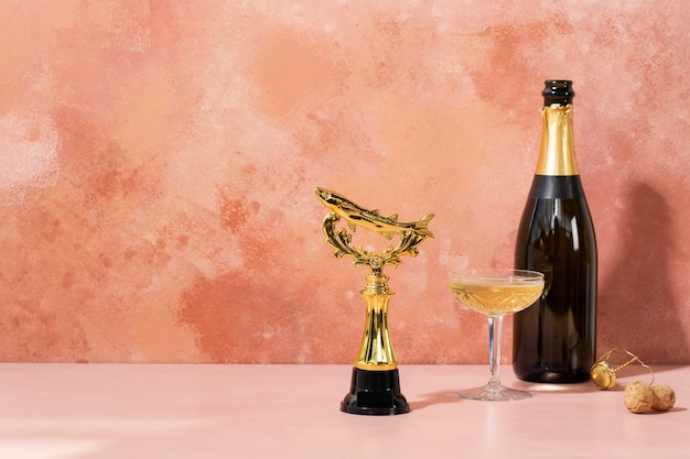 Winnaarconcept met gouden prijs en fles