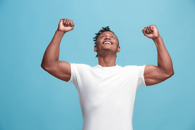 Winnend succes Afro-Amerikaanse man gelukkig extatische vieren een winnaar. Dynamisch energetisch beeld van mannelijk model