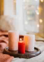 Gratis foto winter hygge arrangement met kaarsen