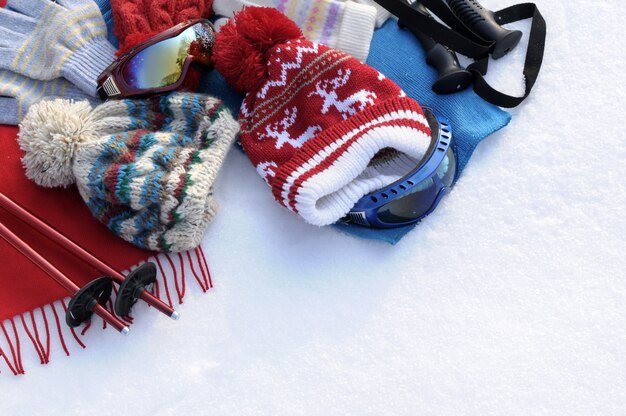 Winter ski&#39;s en kleding op sneeuw