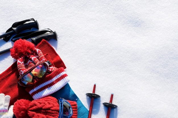 Winter sneeuw sport achtergrond met skistokken, bril, hoeden en handschoenen met copyspace.
