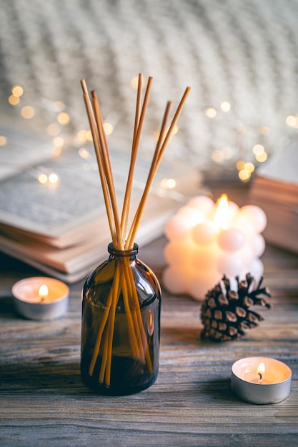 Gratis foto winter spa compositie met wierookstokjes kaarsen en bokeh lichten