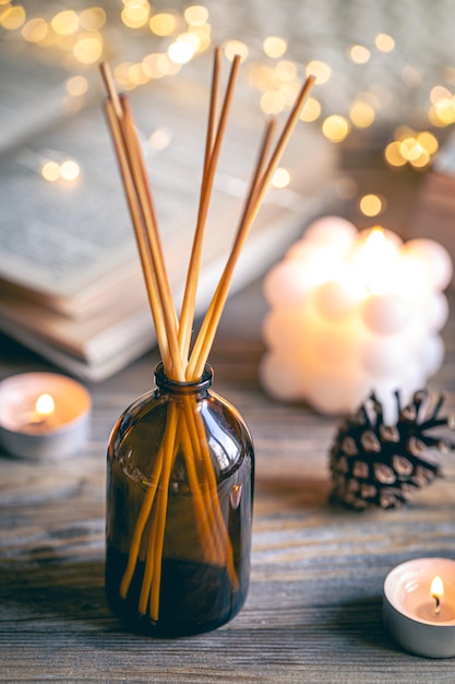 Winter spa compositie met wierookstokjes, kaarsen en bokehlichten