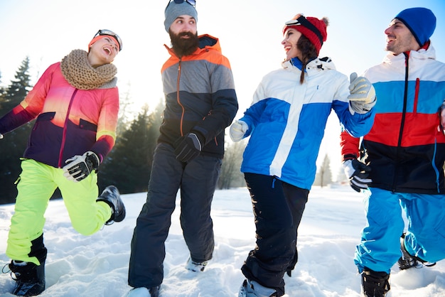 Winteractiviteiten met een groep vrienden