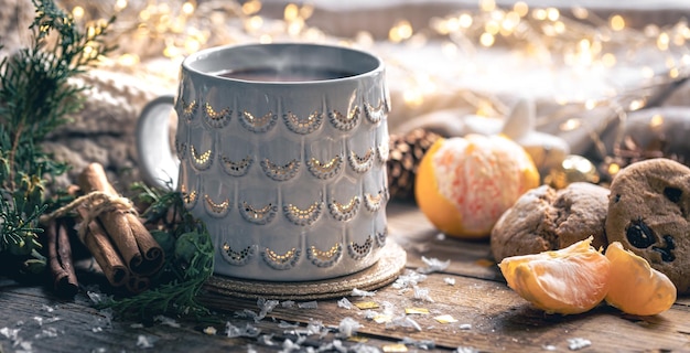 Wintercompositie met een kop koffie kaneel en koekjes