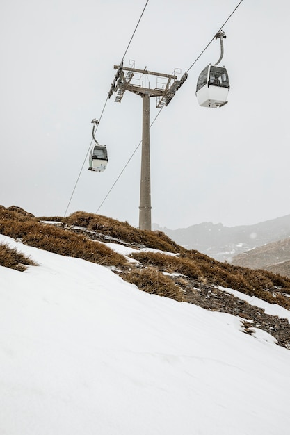 Winterlandschap met kabelbanen