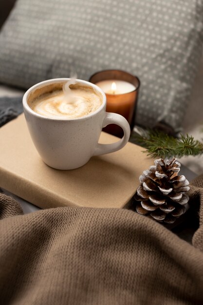 Winters tafereel met warme koffiekop