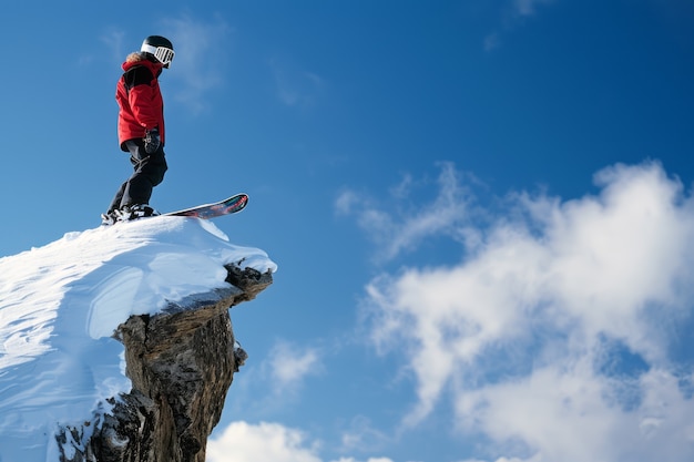 Gratis foto winterse scène met mensen die snowboarden