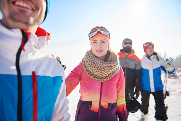 Wintersportliefhebbers die een avontuur beleven