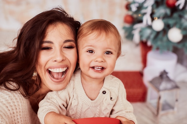 Wintervakantie decoraties. Warme kleuren. Familie portret. Schattig moeder en dochter