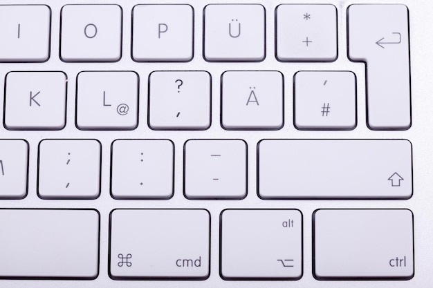 Wit aluminium toetsenbord in close-up. Technologie en communicatie