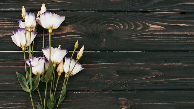 Gratis foto wit bloemenboeket op houten lijst