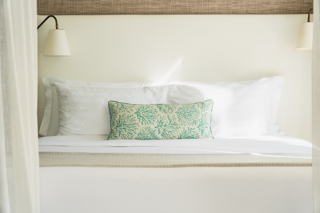 Wit comfortabel kussen op het interieur van de beddecoratie