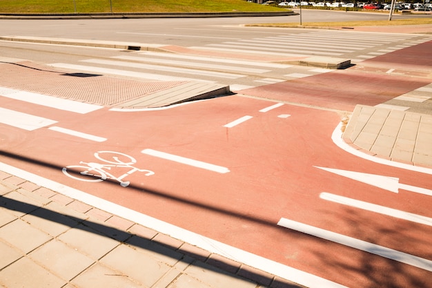 Gratis foto wit de fietssymbool van de fietsweg in een stedelijk gebied