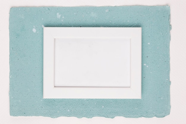 Wit frame op geweven papier op een witte achtergrond geschilderd