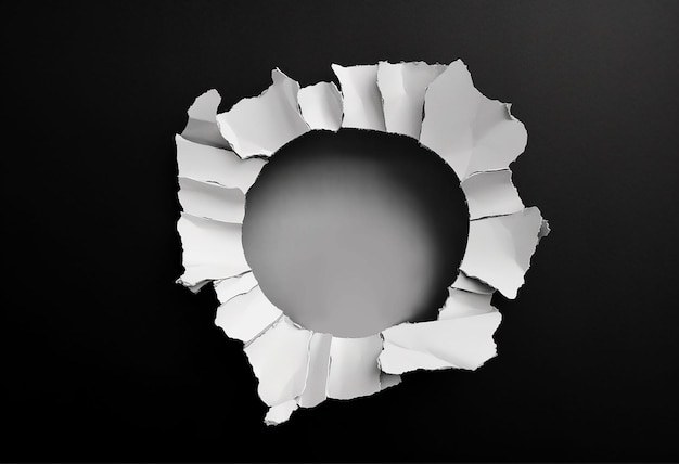 Gratis foto wit gescheurd papier op donkere achtergrond met gat in het midden