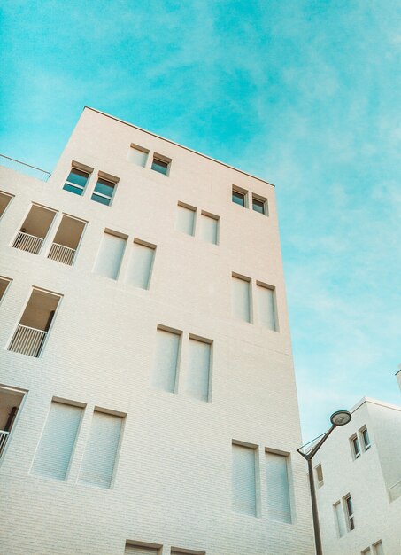 Wit geschilderd gebouw en blauwe hemel