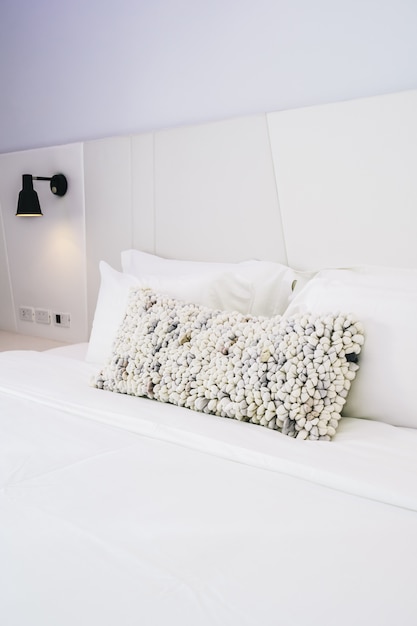 Wit hoofdkussen op beddecoratie in het mooie binnenland van de luxeslaapkamer