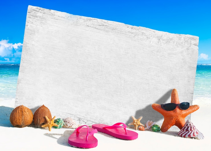 Gratis Foto wit houten bord met andere voorwerpen aan het strand