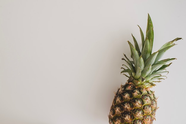 Wit oppervlak met ananas