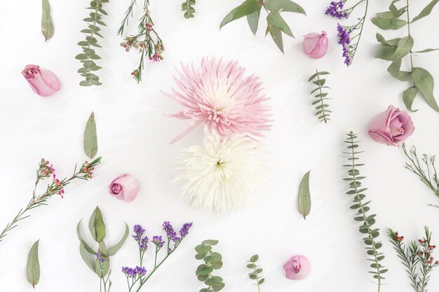 Wit oppervlak met een verscheidenheid aan bloemen