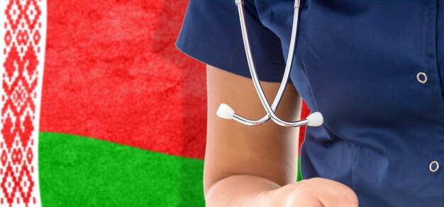 Wit-Russische vlag vrouwelijke arts met stethoscoop, nationaal gezondheidszorgsysteem