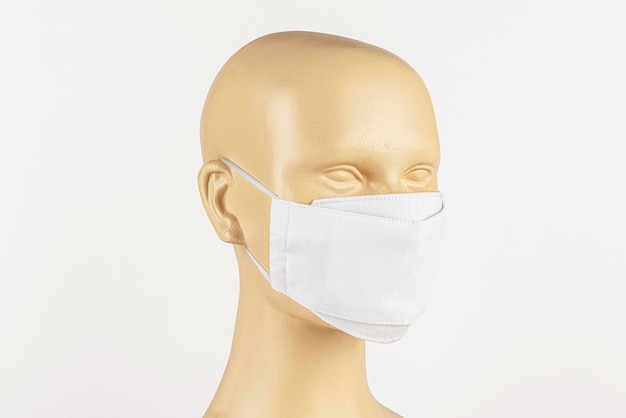 Gratis foto wit stoffen gezichtsmasker op een etalagepop