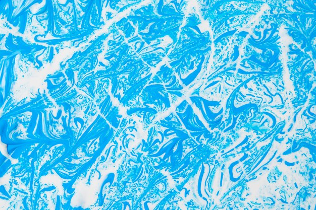 Witte abstracte lijnen en vlekken op blauw