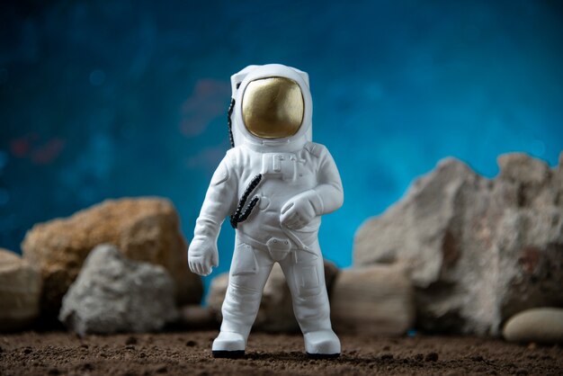 Witte astronaut met rotsen op maan blauwe fantasie kosmische sci fi