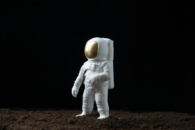 Witte astronaut op de maan op donkere sci-fi-fantasie